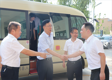 省政協(xié)副主席魏增軍一行青創(chuàng)協(xié)會(huì)委員工作室調(diào)研指導(dǎo)工作。安康市政協(xié)主席周建功、安康市委常委、副市長(zhǎng)陳暉陪同調(diào)研
